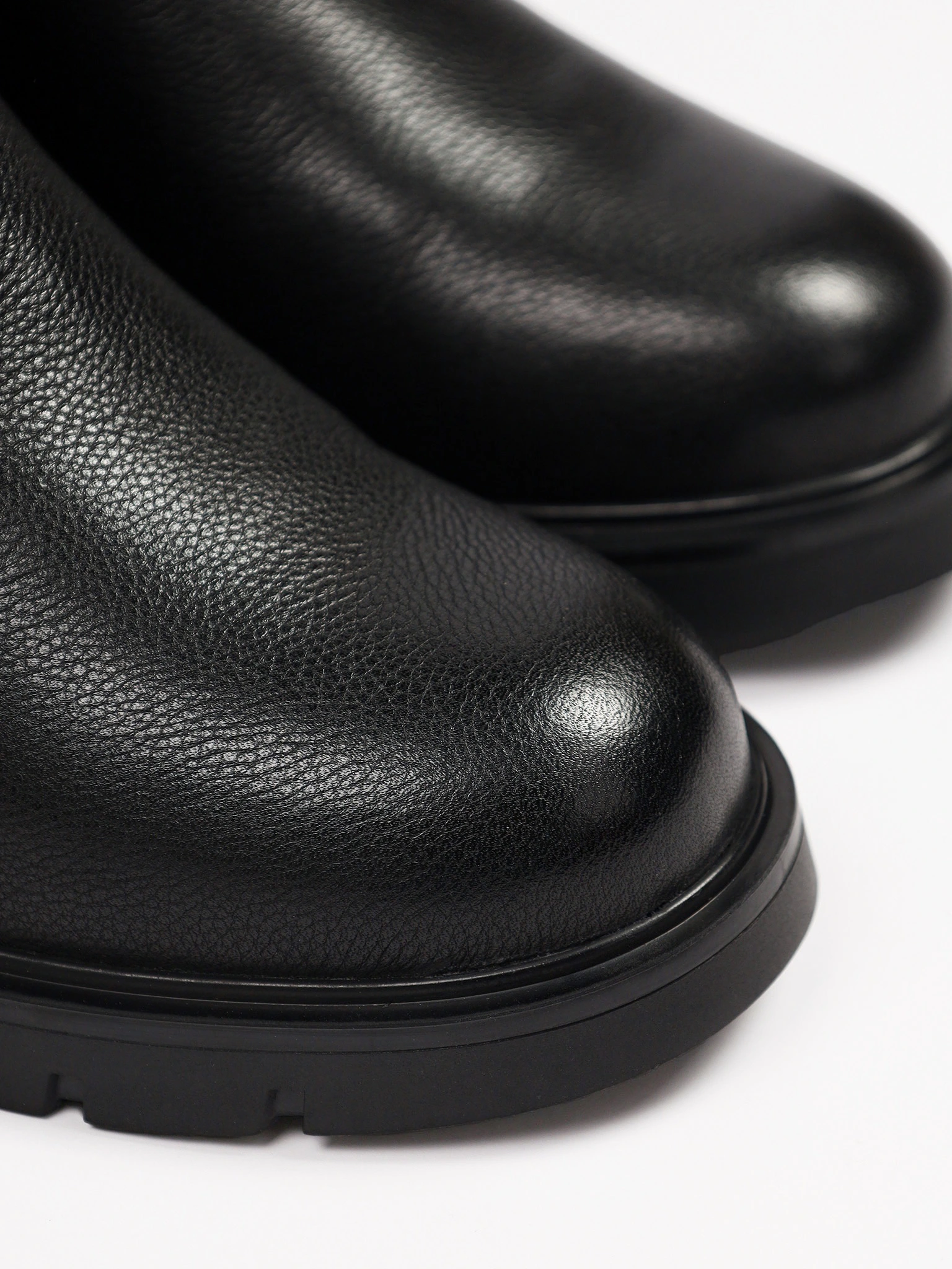 Сапоги черного цвета на рельефной подошве